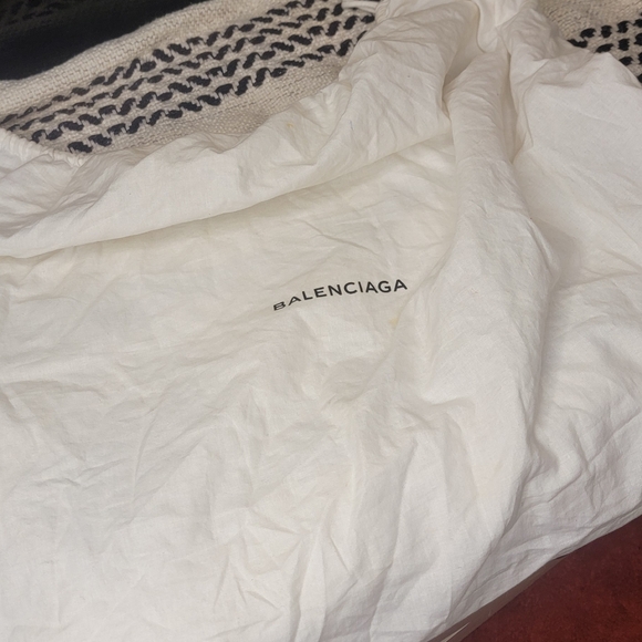 Selling a pre-owned authentic Balenciaga handbag in a very good condition - Picture 7 of 16